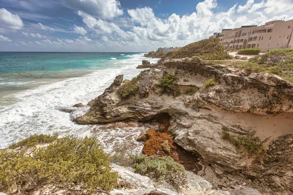 Kayalık kıyı şeridinin nefes kesici manzarası Karayip Denizi 'nin canlı turkuaz sularıyla buluşması Isla Mujeres, Meksika, tropik bir cennet.