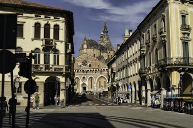 Padova, italy 1 october 2025: basilica of saint anthony rising above a bustling padua street, historic facades, pedestrians and sunny blue-sky day in veneto (italy)