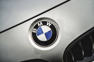 Rome, italy 30 september 2025: bmw roundel on a car hood, close-up metal emblem symbolizing german engineering, luxury, performance and premium automotive identity
