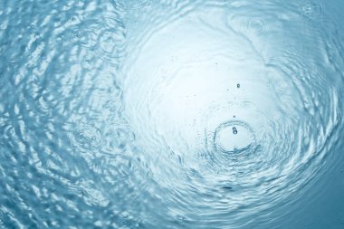 Su damlalarının ve baloncukların soyut mavi arkaplanı, donmuş su, kapat