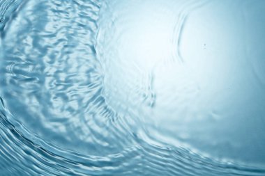 Su damlalarının ve baloncukların soyut mavi arkaplanı, donmuş su, kapat