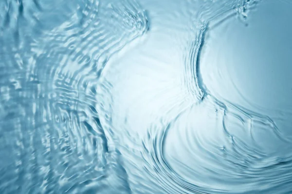水滴と泡の抽象的な青い背景 凍った水 閉じる — ストック写真