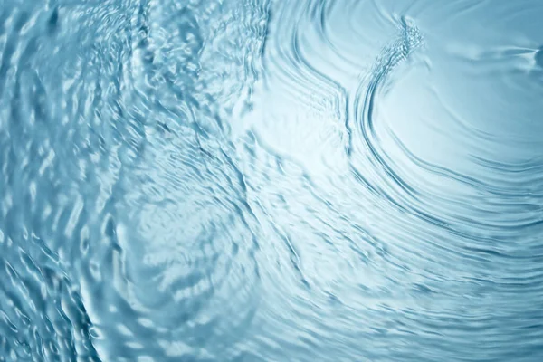 水滴と泡の抽象的な青い背景 凍った水 閉じる — ストック写真