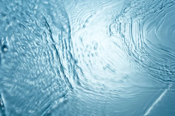 水滴和水泡的深蓝色背景 结冰的水 — 图库照片