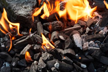 alevler siyah arkaplanda