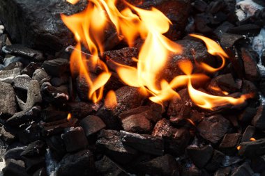 Siyah arkaplanda yangın alevi