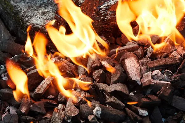 Ateşin Içinde Kömür Yakıyor — Stok fotoğraf