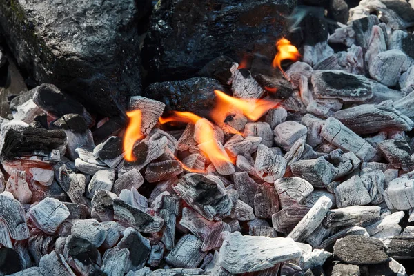 Kızgın Kömürlerin Üzerinde Kömür Ateş — Stok fotoğraf