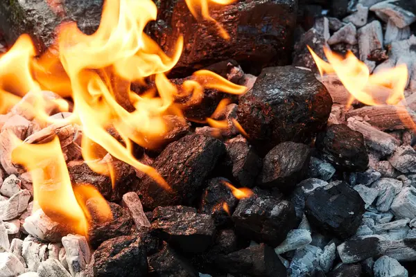 Karanlık Arka Planda Yanan Ateş Şöminede Yanan Odun — Stok fotoğraf