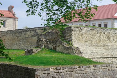 Ternopil Oblastı, Ukrayna 'daki Zbarazh Kalesi' nin çarpıcı manzarası. Bu tarihi kale, bir zamanlar soylu Wisniowiecki ailesinin ikametgahıydı etkileyici tahkimatları ve zengin tarihi ile tanınır..