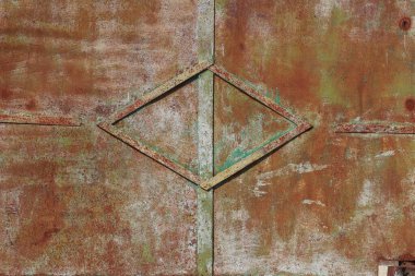 Paslı, eski bir boyanın kabuğu soyulmuş ve soyulmuş metal bir yüzey.