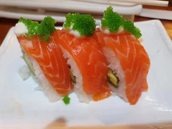 白盘上的鲑鱼寿司照片 — 图库照片
