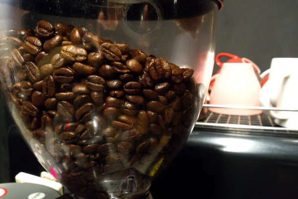 現代の電気コーヒー粉砕機 カフェ カフェの背景の写真 — ストック写真