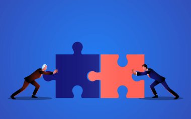 İki işadamı iki yapboz parçasını eşleştirmek için bastırıyor. İşbirliği, takım çalışması, sinerji, başarı yolunda birlikte çalışmak ve ortak hedeflerin peşinde koşmak.