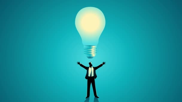 開いた腕を持つ巨大な電球の下に立っているビジネスマンは 創造性を象徴し インスピレーション 素晴らしいソリューション 画期的なアイデアを意味します — ストック動画