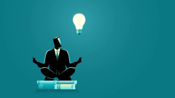 瞑想のビジネスマン 本の積み重ねの上に座って 放射状の電球が彼の頭から出てくるように あなたが読むより多くの文学を象徴する あなたが得る知識は大きくなります — ストック動画