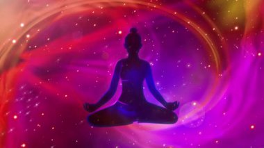 Göksel bir galaksinin kalbinde meditasyon yapan bir kadının siluet hareketi grafiği, aydınlanma, pozitif düşünceler, aura kavramı.