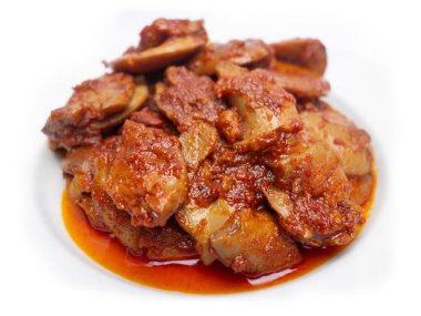 Batı Sumatra 'dan gelen baharatlı geleneksel Endonezya yemeği olan kırmızı biber soslu Jengkol Balado veya köpek meyvesi, beyaz bir tabakta servis edilir.