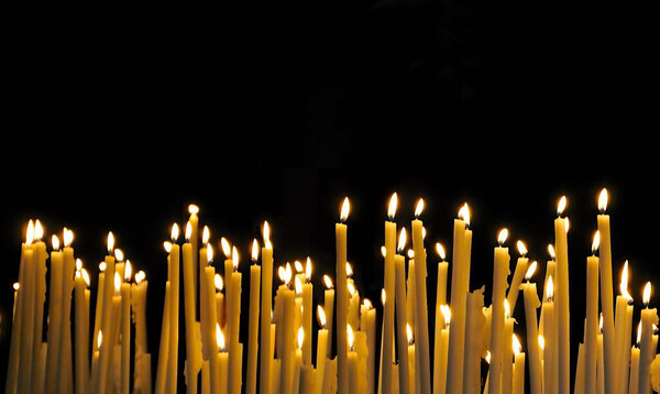 Зажгли церковные свечи на черном фоне с копировальным пространством, панихидой по погибшим