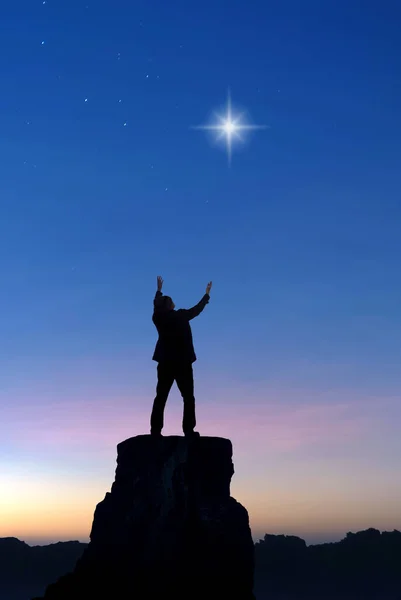 Человек Молится Поклоняется Обеими Руками Поднятыми Первой Звезде Фоны Рождественского — стоковое фото