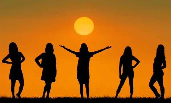 Vrolijke Meisjes Hebben Plezier Zonsondergang Achtergrond Concept Van Vriendschap Harmonie — Stockfoto