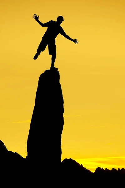 Ember Sziluettje Naplementében Ahogy Egyensúlyozik Egyik Lábán — Stock Fotó