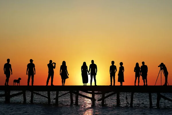 Ομάδα Ανθρώπων Παρακολουθούν Ηλιοβασίλεμα Πάνω Από Την Προβλήτα Απόλαυσαν Ζεστό — Φωτογραφία Αρχείου