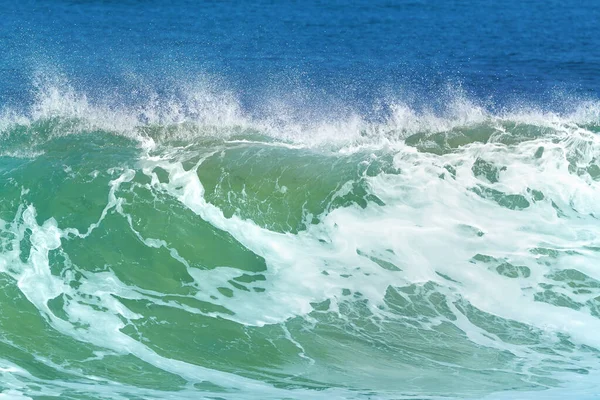 Бирюзовые Цветные Волны Разбивают Берег Моря — стоковое фото