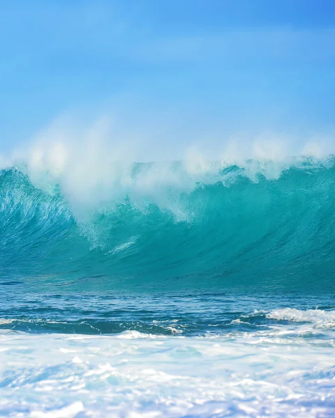 雄伟的海浪在海水中猛烈冲撞 其强大的能量在深蓝色天空宁静的背景下清晰可见 垂直的鱼群形象 — 图库照片