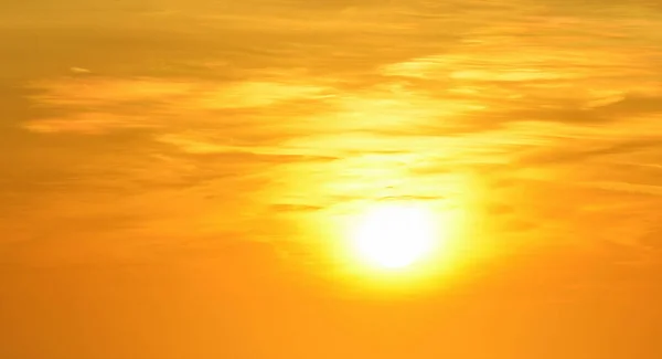 Orangefarbener Bewölkter Himmel Mit Weißer Sonne Perfekt Für Kreative Zwecke — Stockfoto