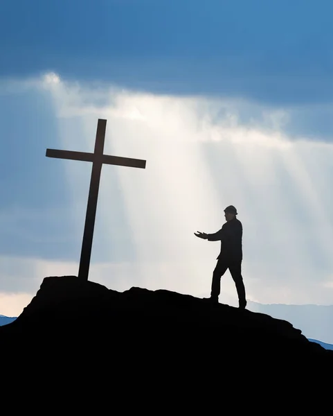 Cross Stands Tall Proud Backdrop Suns Rays Shining Clouds Image — Stock Photo, Image