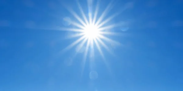 Λευκός Ήλιος Ακτινοβολεί Λαμπρότητά Του Από Κέντρο Ενός Απέραντου Γαλάζιου Φωτογραφία Αρχείου
