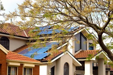 Çok sayıda güneş paneli olan ev çatısını zarifçe kaplıyor, modern teknoloji ile ekolojik bilinçli yaşam arasında kaynaşıyor. 