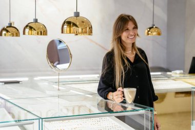 Olgun, olgun, orta yaşlı, güzel bir kadın kuyumcu, portre..