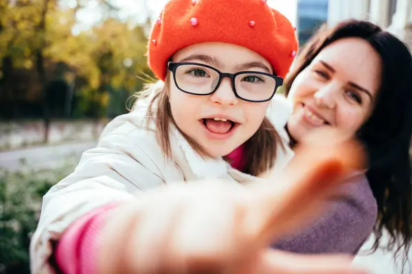 Portrét Roztomilé Zvědavé Dcerky Brýlích Červeném Baretu Matka Dělají Selfie — Stock fotografie