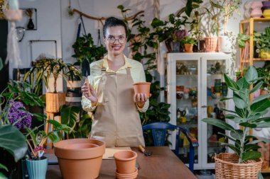 Küçük işletme Afrikalı Amerikalı sahibi fabrikasında çalışıyor. Esrar ve bahçe aletleriyle tezgahta duran tezgahta çalışan tezgahtarlar..
