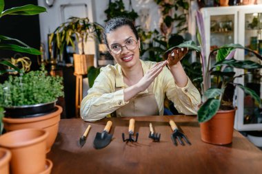 Küçük işletmeler, girişimciler ve meslek kavramları. İş yerinde çalışan ve ilgilenen çekici bir kadın sahibinin portresi..