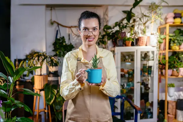 Genç ve kendinden emin bir melez kadının portresi. Çiçekçinin önlüğünü giymiş bir iş sahibi olarak.