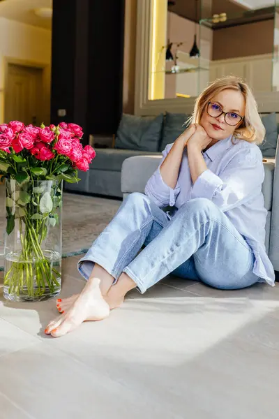 Dikey Vücut Evde Dinlenen Gözlük Takan Güzel Olgun Beyaz Kadın — Stok fotoğraf