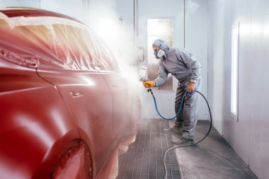 Otomotiv boyası, kaliteli kaportacı konsepti. Arabayı servisteki boya odasına kırmızıya boyuyorum..