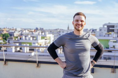 Gülümseyen sakallı yakışıklı adamın portresi spor salonuna ya da yoga antrenmanına giden erkek golün keyfini çıkar.