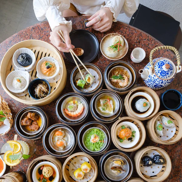 Kvinna Äter Timsum Som Frukost Chines Restaurang Royaltyfria Stockbilder