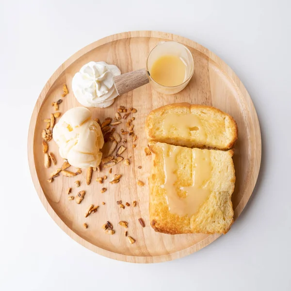 Bröd Rusk Med Glass Och Mjölksirap Vit Bakgrund — Stockfoto