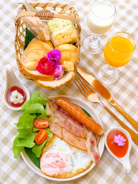 Desayuno Americano Con Huevos Pan Tocino Leche Café Zumo Naranja — Foto de Stock