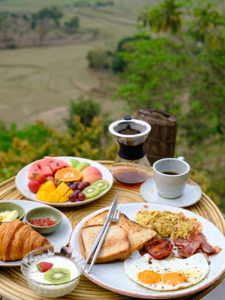 Colazione All Americana Con Uova Pane Pancetta Latte Caffè Succo — Foto Stock