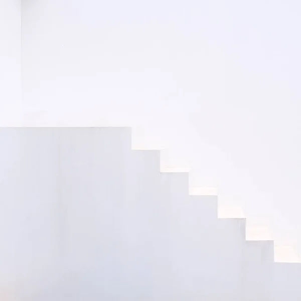 Λευκή Τσιμεντένια Σκάλα Έξω Από Την Καφετέρια — Φωτογραφία Αρχείου