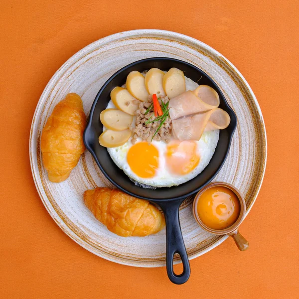 Huevos Fritos Una Cacerola Pequeña Con Perritos Calientes Croissants — Foto de Stock