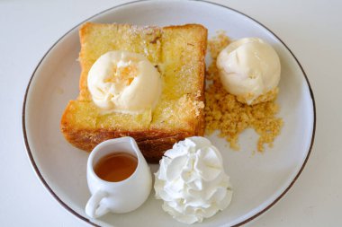 Beyaz arka planda dondurma ve süt şurubu ile rusk ekmeği