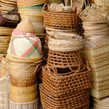 Açık pazarda bambu sepeti arkaplanı 