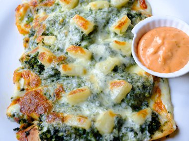 Beyaz tabakta Peynirli Fırında Ispanak 